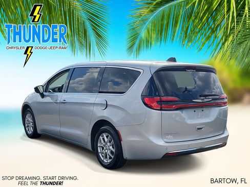 Used 2024 Chrysler Pacifica Touring-L FWD image 3