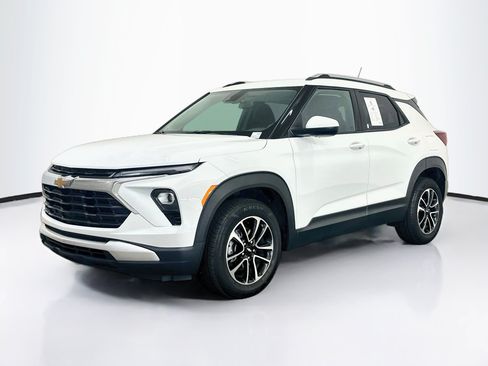 Used 2025 Chevrolet TrailBlazer LT AWD/4WD image 3