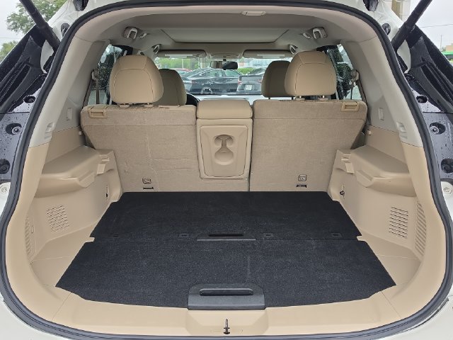 Used 2018 Nissan Rogue SV w/ Sun & Sound Touring Package FWD image 10