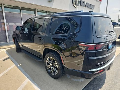 Used 2023 Jeep Wagoneer 4WD w/ Premium Group I image 7