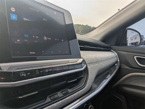 Used 2025 Jeep Compass Sport image 29