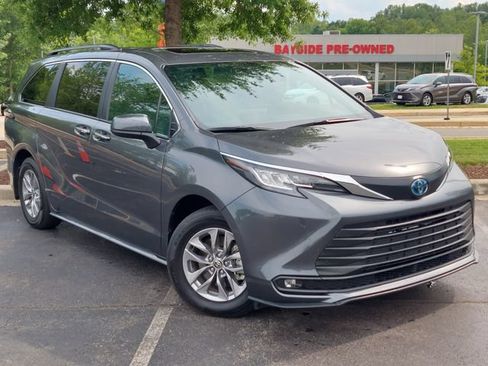 Used 2025 Toyota Sienna XLE FWD image 2