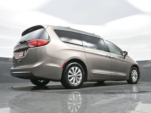 Used 2018 Chrysler Pacifica Touring-L Plus w/ Advanced Safetytec Group FWD image 33