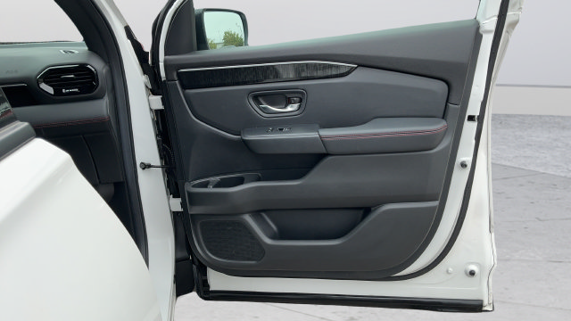 Used 2025 Honda Pilot Black Edition image 23