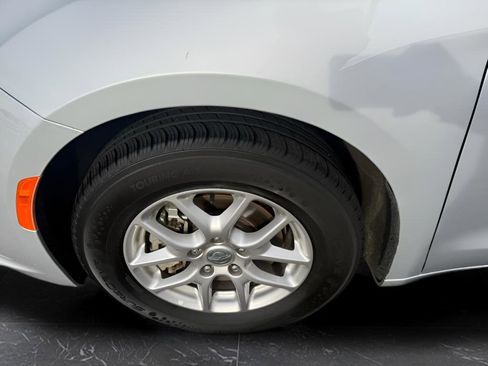 Used 2024 Chrysler Pacifica Touring-L FWD image 24