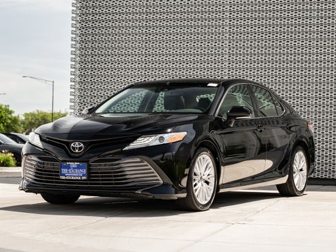 Used 2018 Toyota Camry XLE FWD image 7