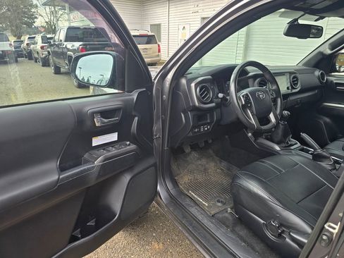 Used 2017 Toyota Tacoma TRD Off-Road w/ Tow Package image 53