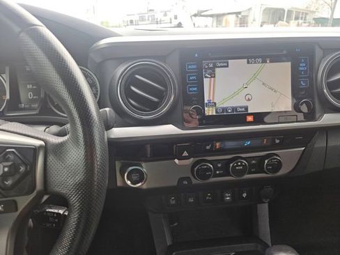 Used 2016 Toyota Tacoma Limited w/ Towing Package image 17