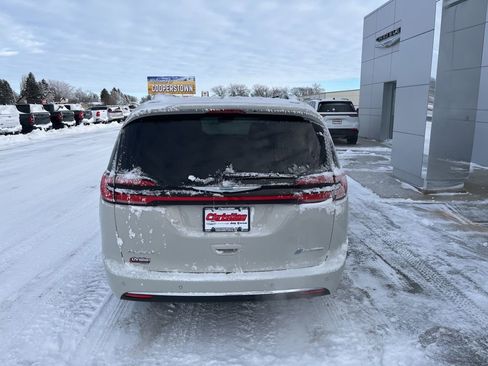 Used 2021 Chrysler Pacifica Limited w/ Premium & Safety Sphere Group image 6