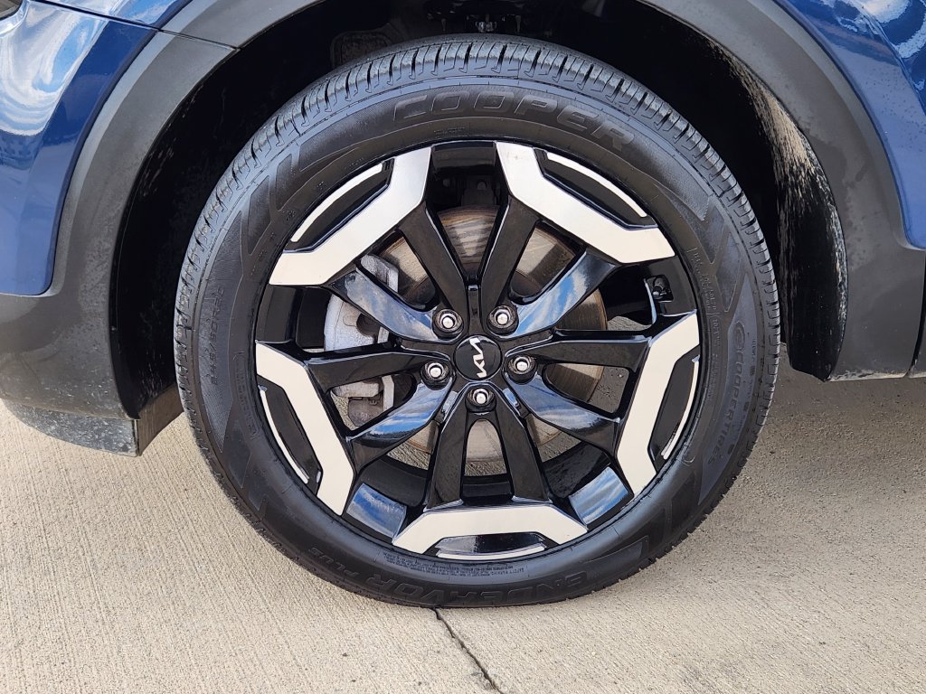 Certified 2023 Kia Telluride S w/ S Sunroof Package AWD/4WD image 9