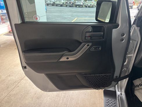 Used 2018 Jeep Wrangler Unlimited Sahara image 6