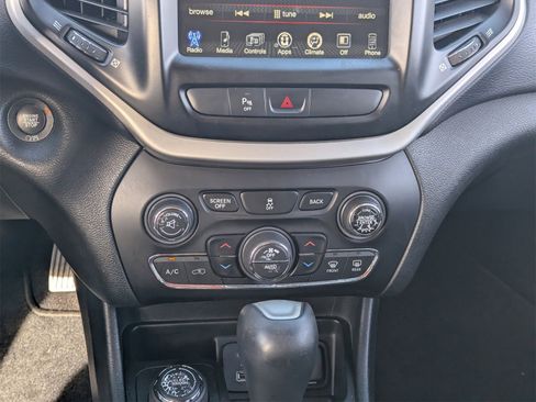 Used 2018 Jeep Cherokee Latitude Plus w/ Comfort/Convenience Group image 20