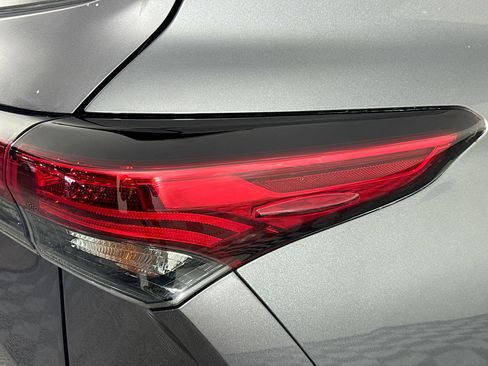 Used 2023 Toyota Highlander L image 33