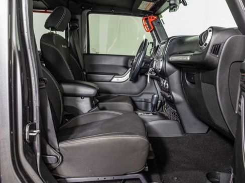 Used 2017 Jeep Wrangler Unlimited Sahara w/ Connectivity Group AWD/4WD image 43
