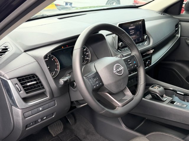 Used 2025 Nissan Rogue SV FWD image 12