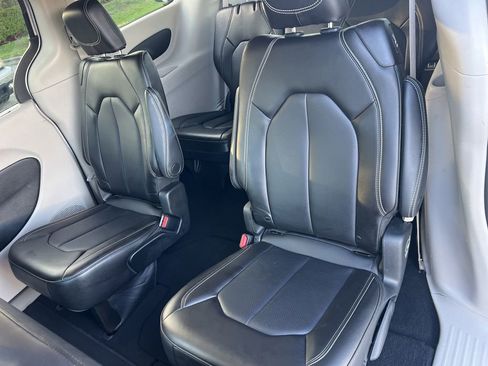 Used 2023 Chrysler Pacifica Touring-L image 49