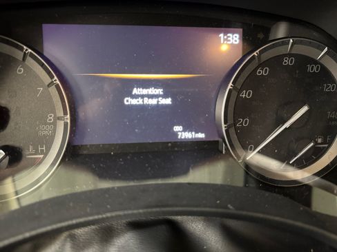 Used 2021 Toyota Highlander XLE FWD image 11