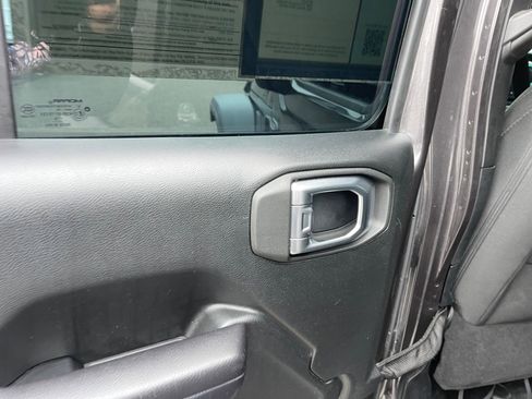 Used 2018 Jeep Wrangler Unlimited Sport S image 23