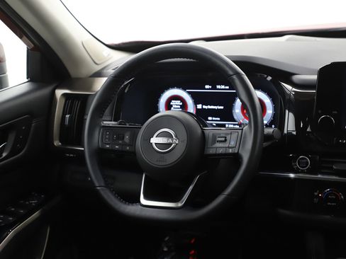 Used 2024 Nissan Pathfinder Platinum image 16