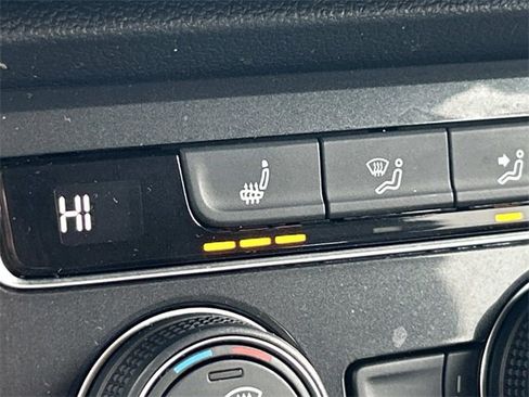 Used 2021 Volkswagen Tiguan SE image 25