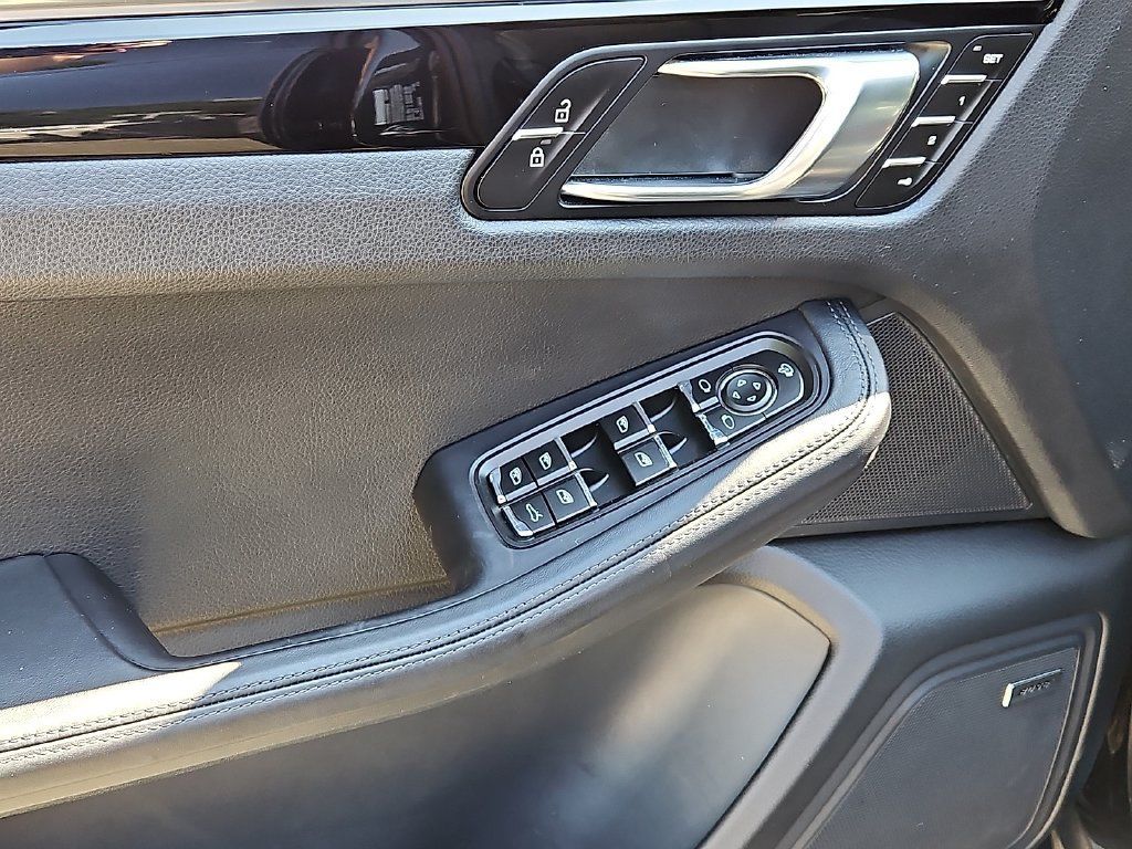 Used 2025 Porsche Macan Turbo AWD/4WD image 13