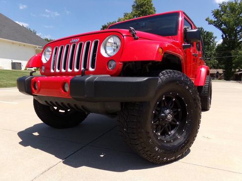 Used 2016 Jeep Wrangler Unlimited Sahara w/ Connectivity Group image 11