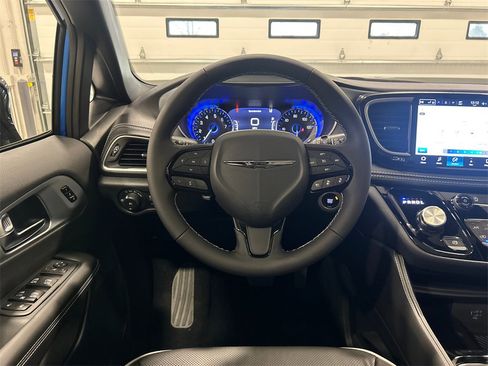 New 2026 Chrysler Pacifica Limited image 27