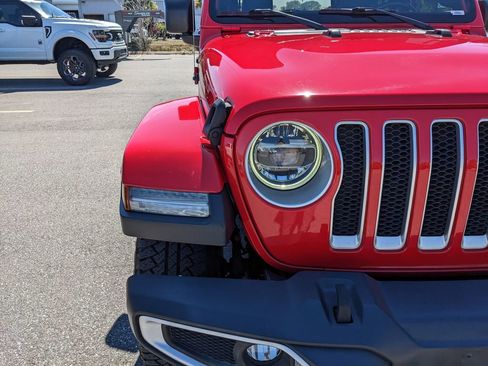 Used 2019 Jeep Wrangler Unlimited Sahara w/ Dual Top Group AWD/4WD image 8