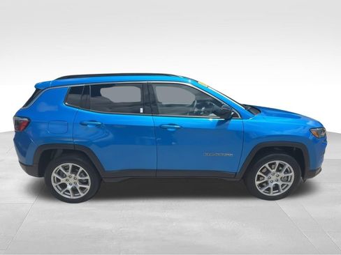 Used 2023 Jeep Compass Latitude AWD/4WD image 9