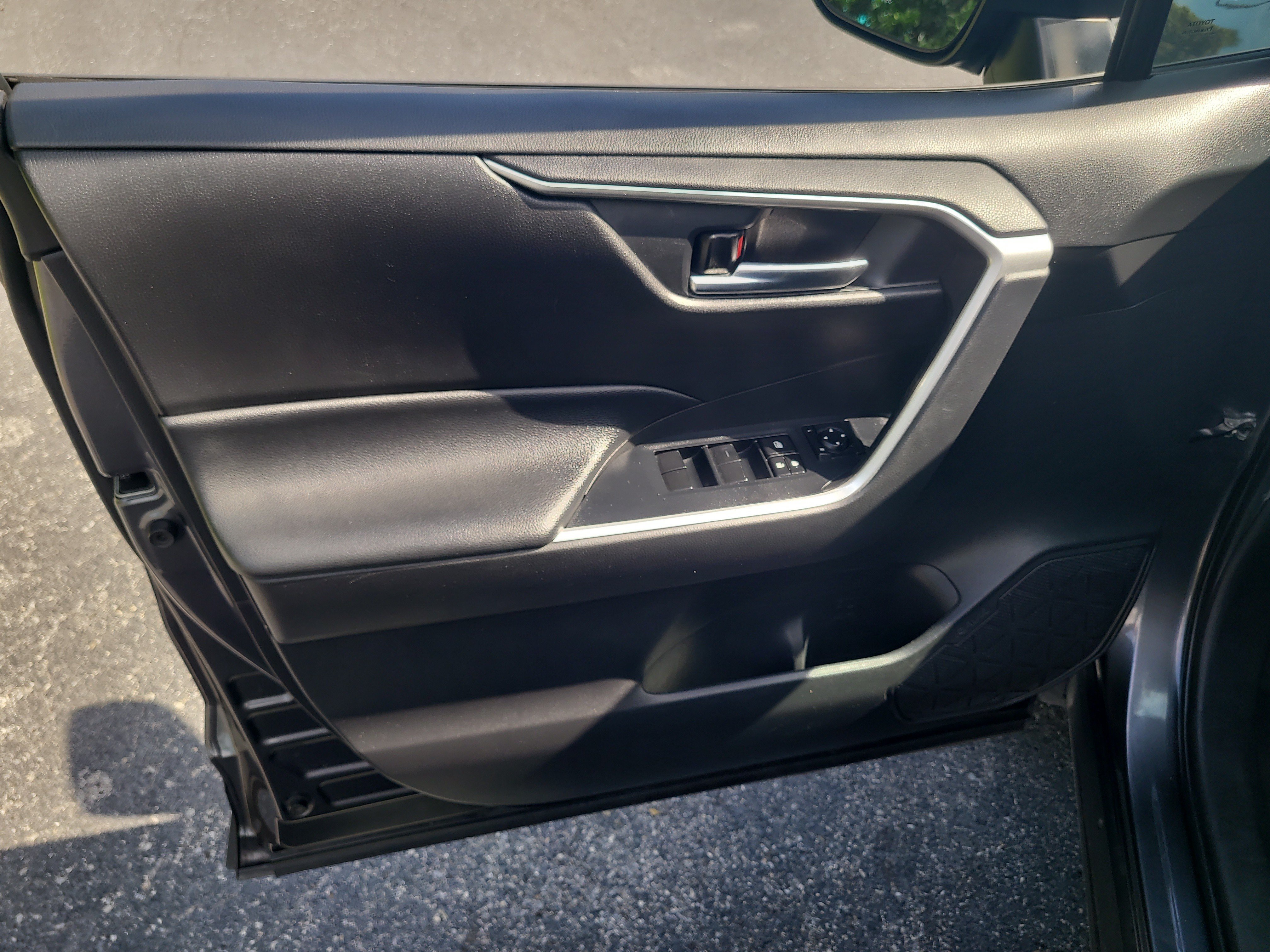 Used 2021 Toyota RAV4 XLE w/ Convenience Package FWD image 18