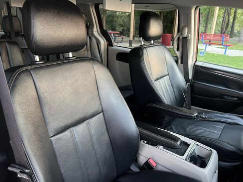 Used 2013 Chrysler Town & Country Touring FWD image 23