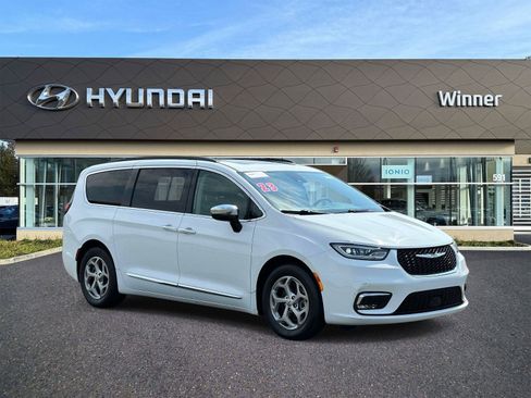 Used 2023 Chrysler Pacifica Limited FWD image 5