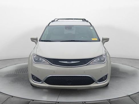 Used 2019 Chrysler Pacifica Touring-L Plus FWD image 8