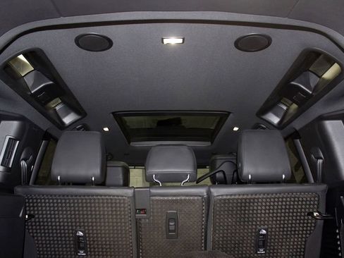 Used 2024 Land Rover Defender 110 SE image 9