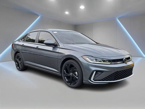 Used 2025 Volkswagen Jetta SE w/ Sunroof Package FWD image 3
