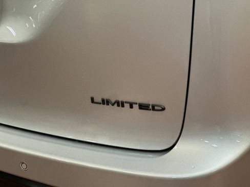 New 2026 Chrysler Pacifica Limited w/ Uconnect Theater Family Group image 28