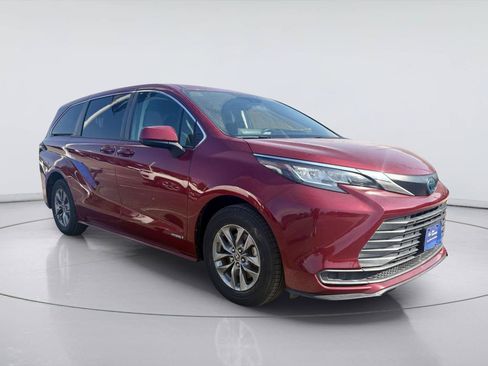 Used 2021 Toyota Sienna LE FWD image 1