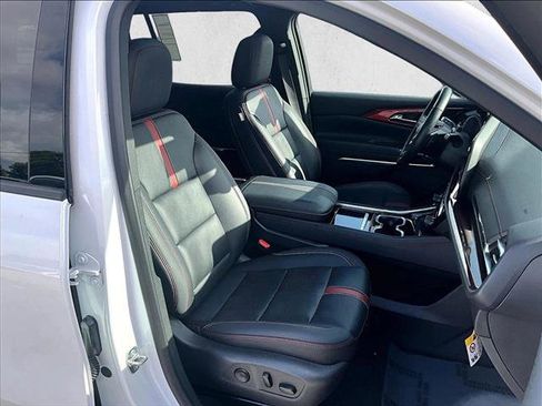 Used 2025 Chevrolet Traverse RS FWD image 9