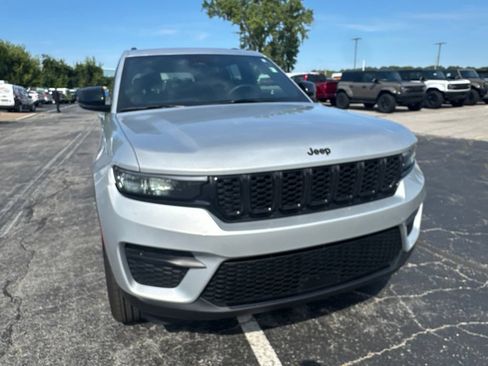 Used 2024 Jeep Grand Cherokee Altitude AWD/4WD image 49