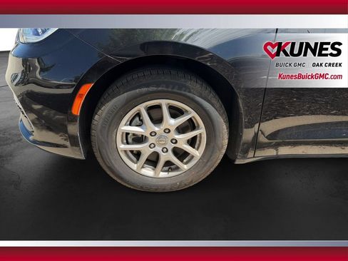 Used 2023 Chrysler Pacifica Touring-L FWD image 12