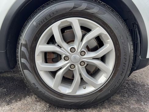 Used 2017 Land Rover Discovery SE image 12