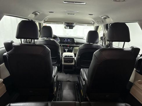 Used 2022 Kia Carnival LX image 10