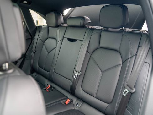 Certified 2025 Porsche Macan AWD/4WD image 23