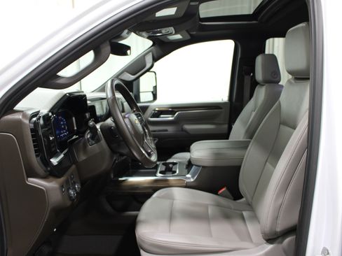 Used 2024 Chevrolet Silverado 3500 LT w/ Convenience Package RWD image 3