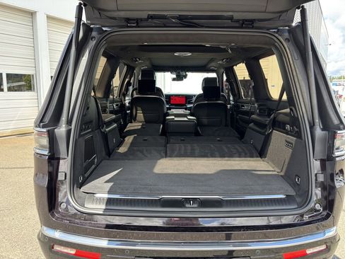 Used 2023 Jeep Grand Wagoneer Series III w/ Rear-Seat Entertainment Group AWD/4WD image 27