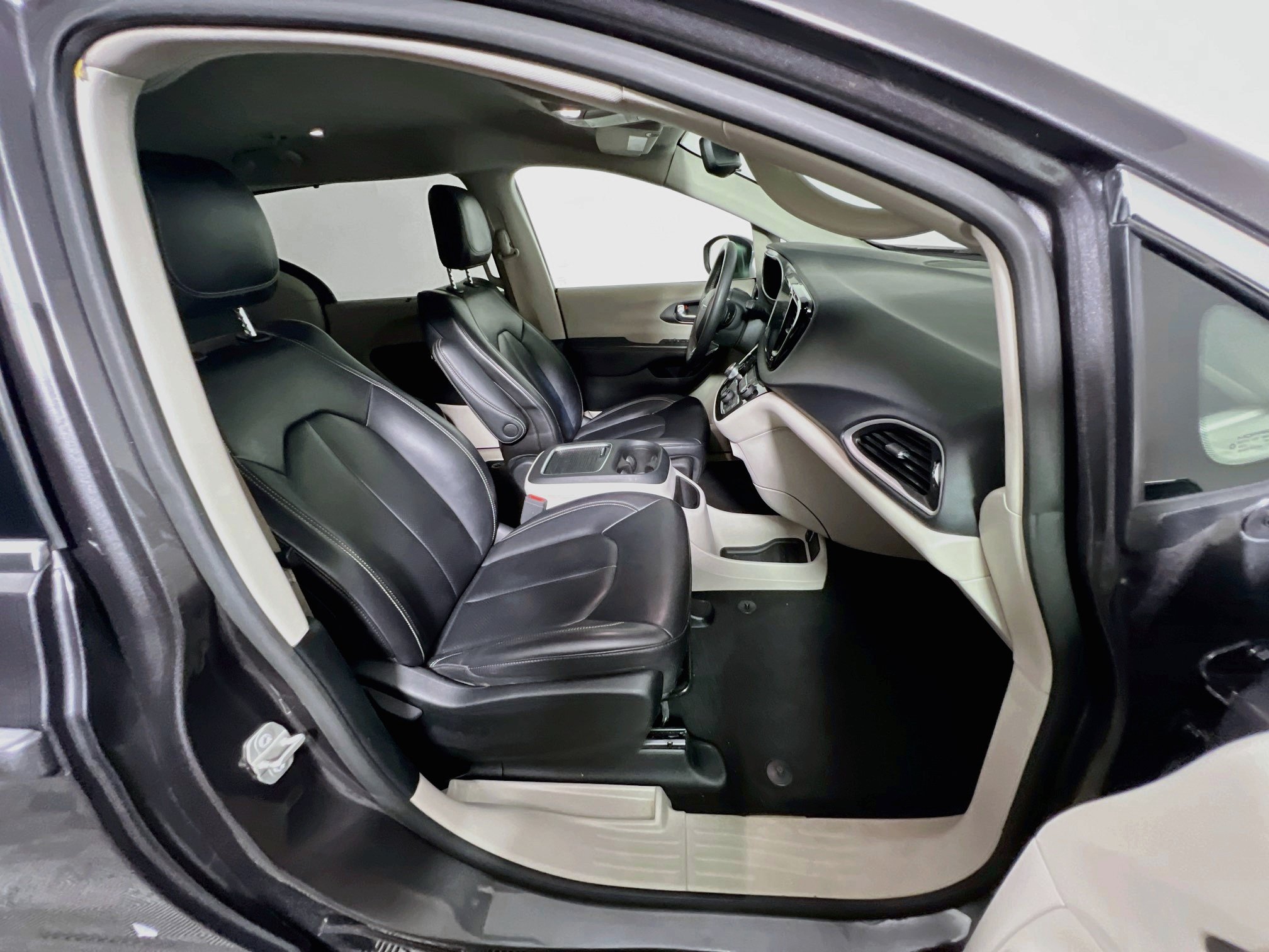 Used 2023 Chrysler Pacifica Touring-L FWD image 31