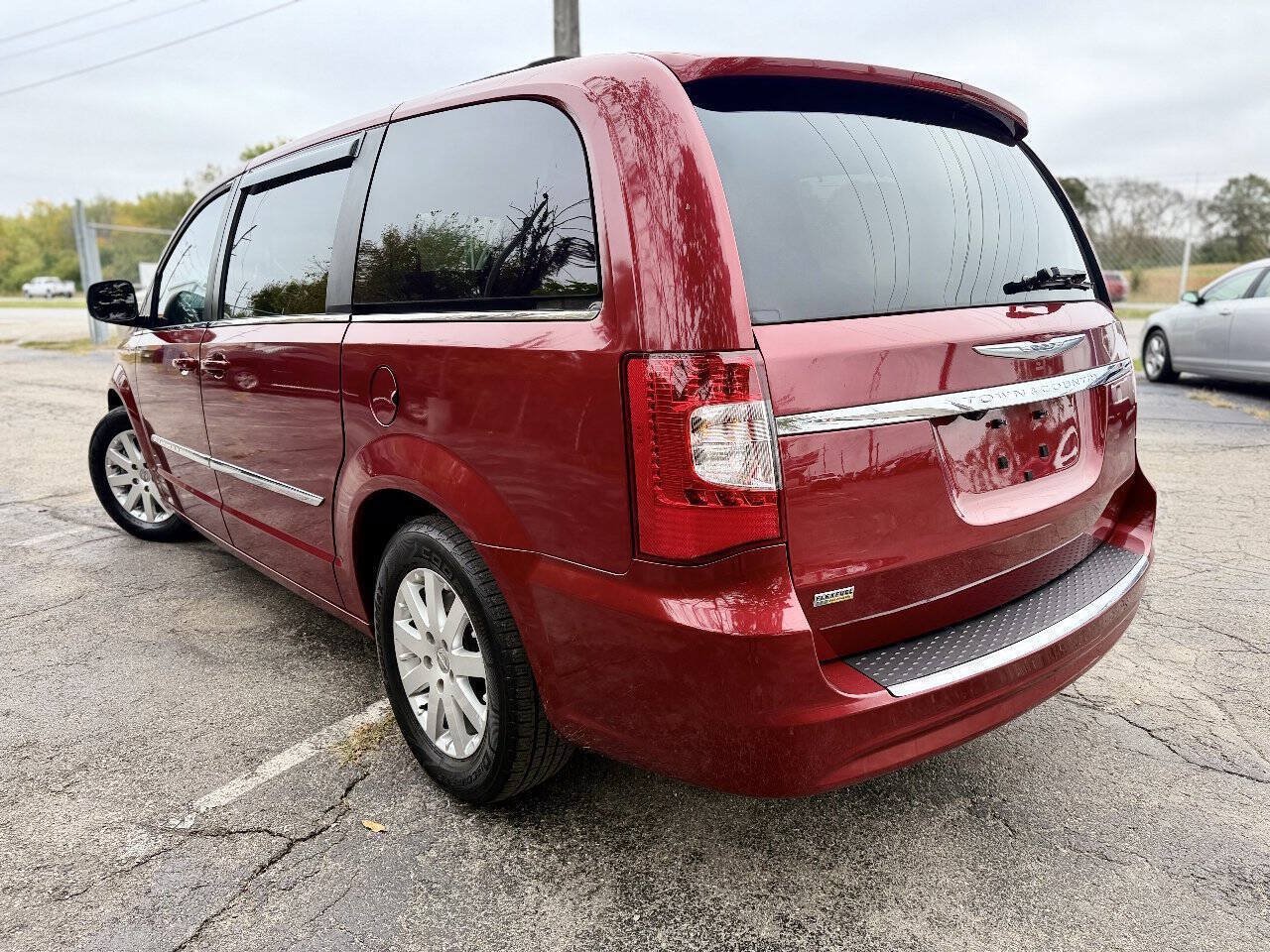 Used 2013 Chrysler Town & Country Touring FWD image 5