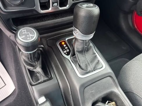 Used 2025 Jeep Wrangler Unlimited Sahara AWD/4WD image 17