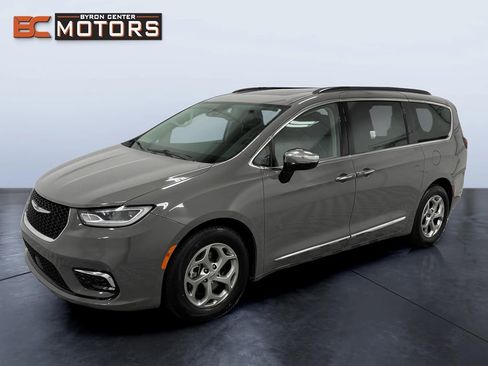 Used 2023 Chrysler Pacifica Limited FWD image 1