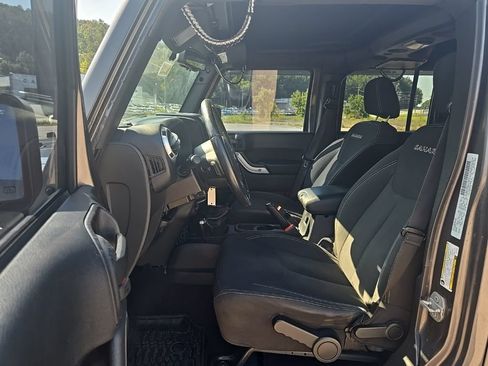 Used 2016 Jeep Wrangler Unlimited Sahara w/ Connectivity Group AWD/4WD image 15